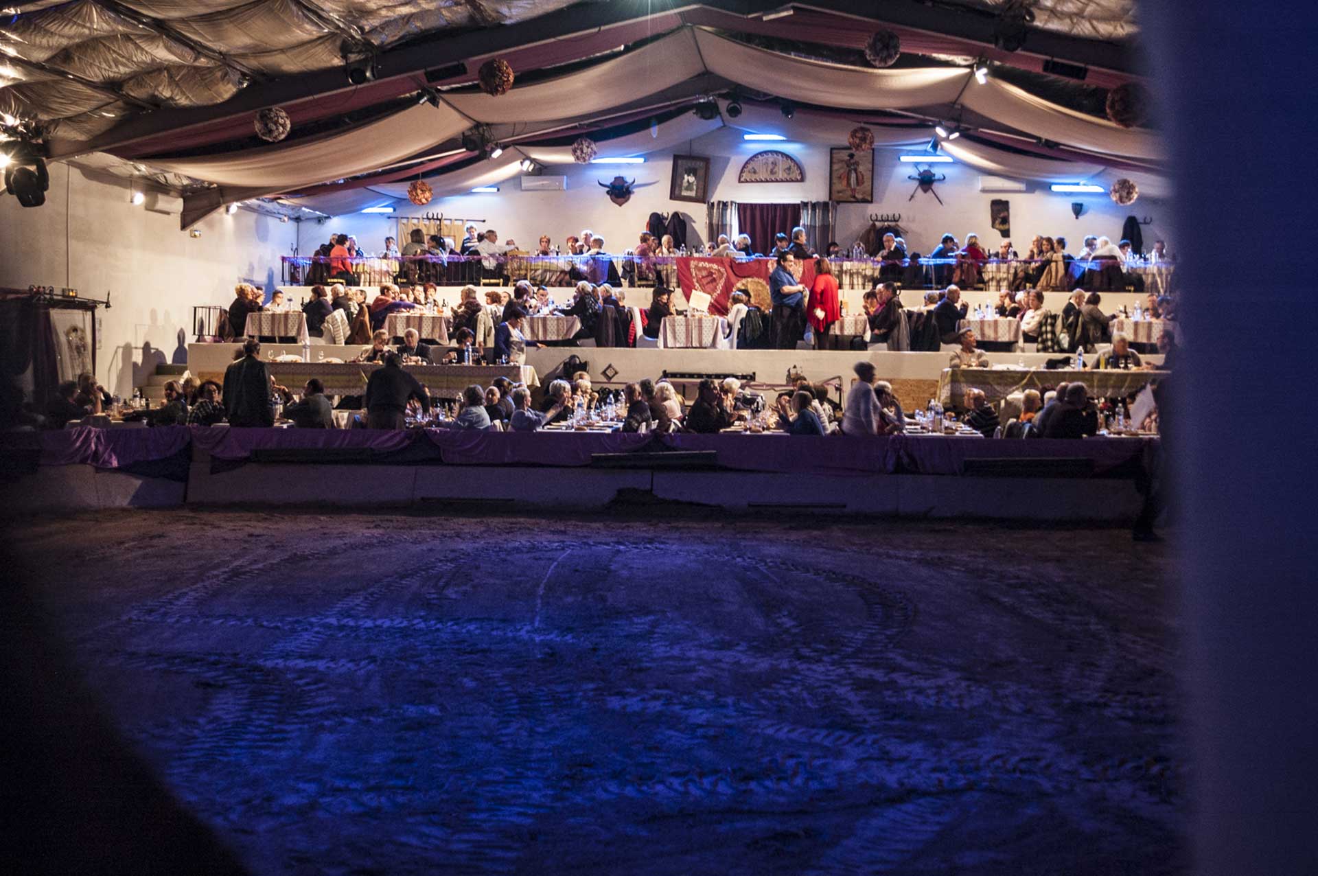 Salle de repas du Cabaret Equestre de Camargue vue depuis la piste, photo du prestataire.
