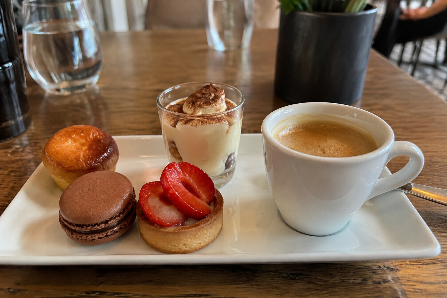 Café gourmand, assortiment de petites douceurs sucrées