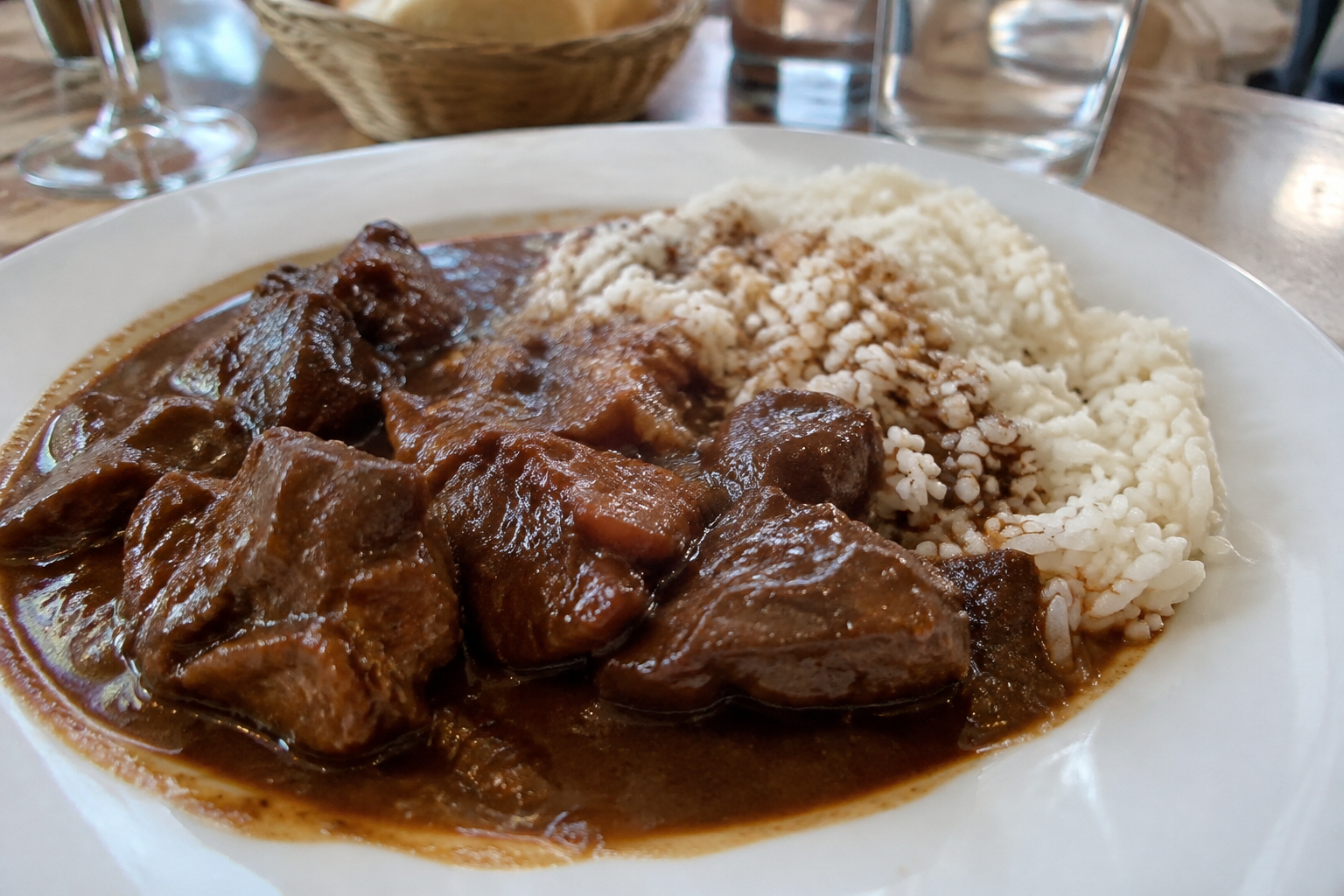 Gardianne de taureau mijotée aux saveurs du terroir, servie avec son riz de Camargue